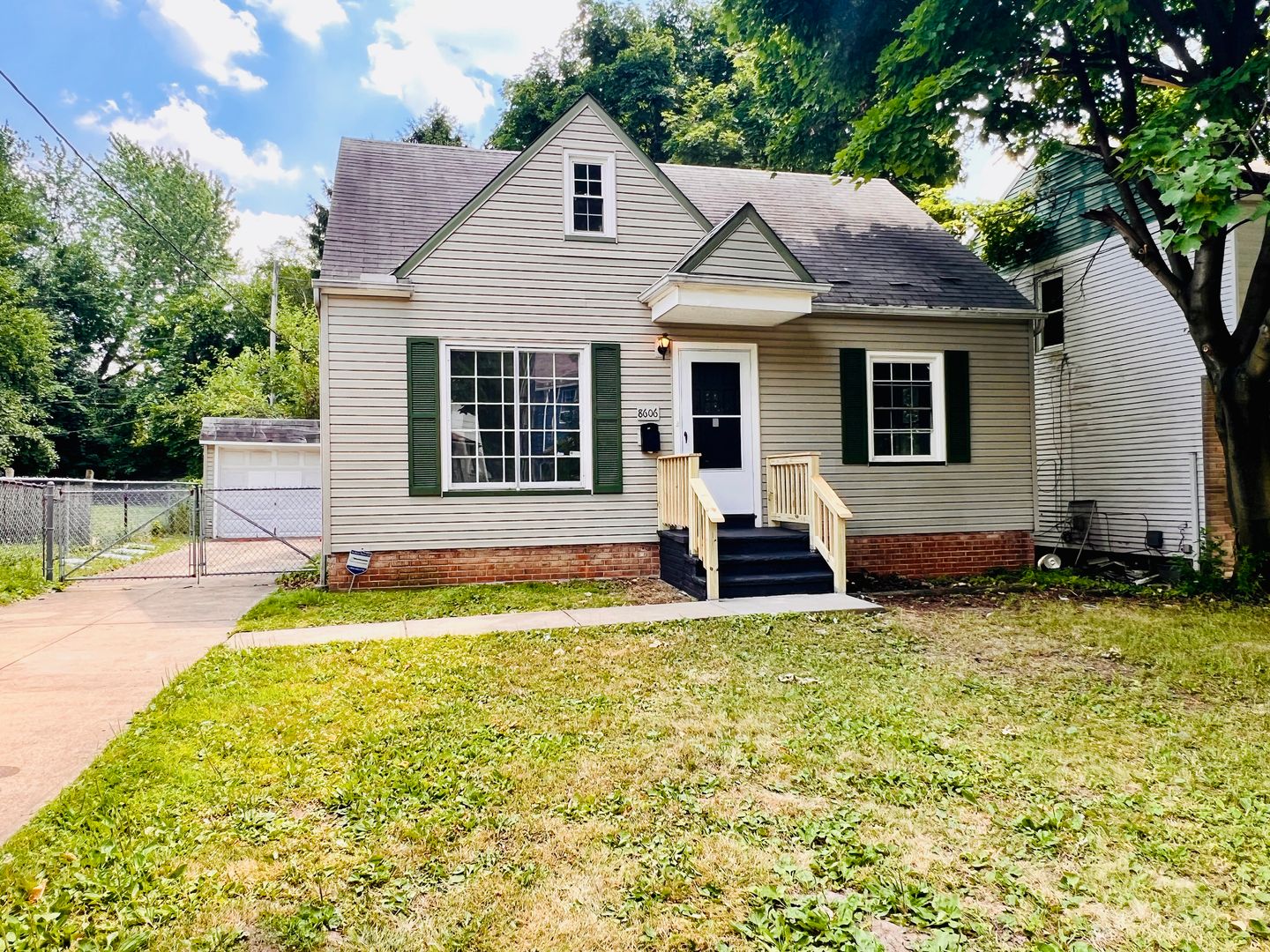 Cleveland House: 8606 Rosewood Ave
