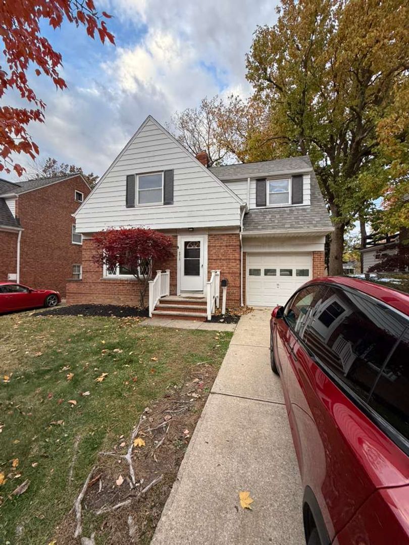 Lyndhurst House: 4935 Edsal Dr