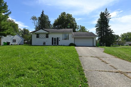 Spacious 3-Bedroom Home with Two-Car Garage and Fenced Backyard – photo 1