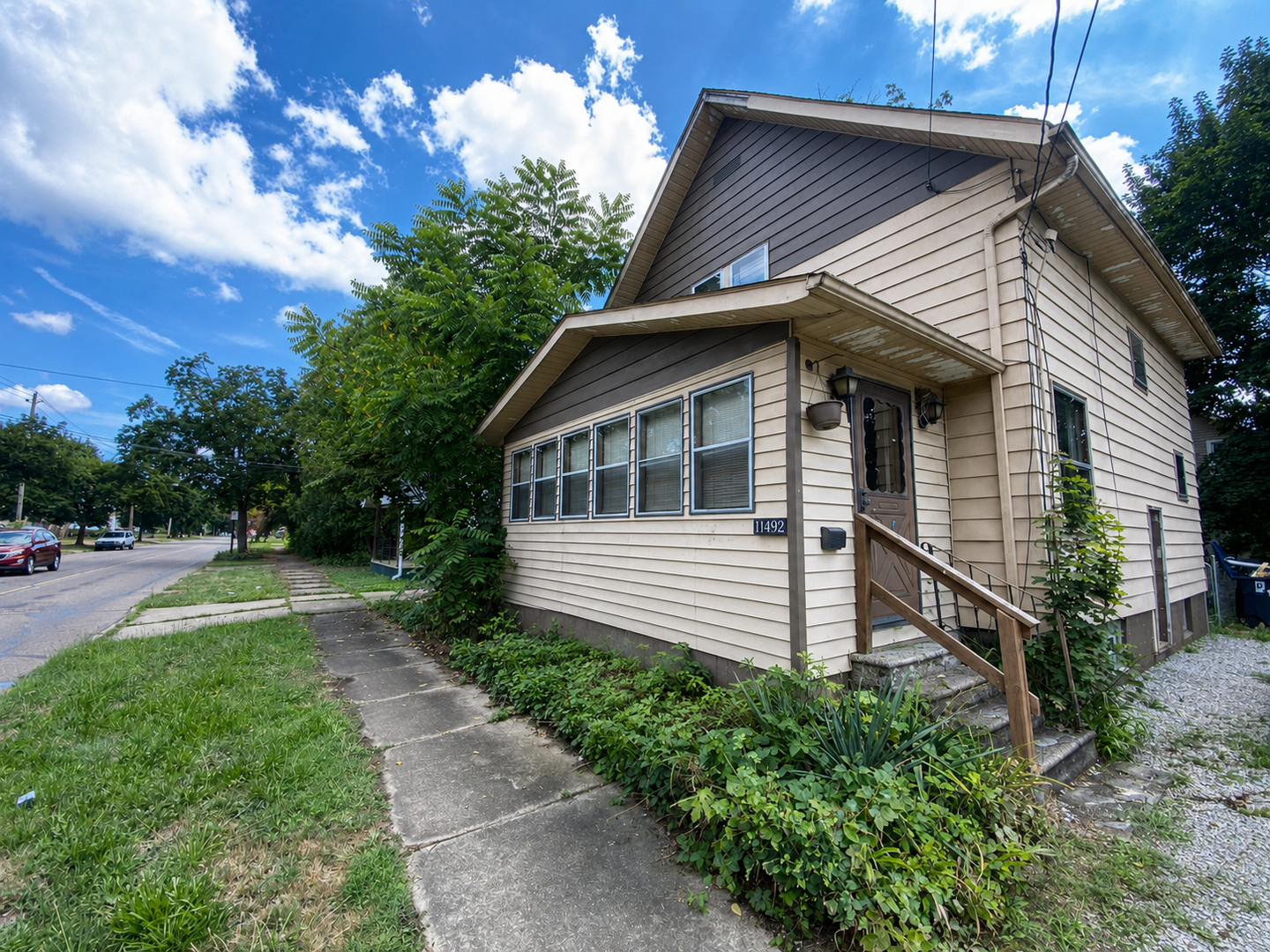 Akron House: 1292 W Wilbeth Rd