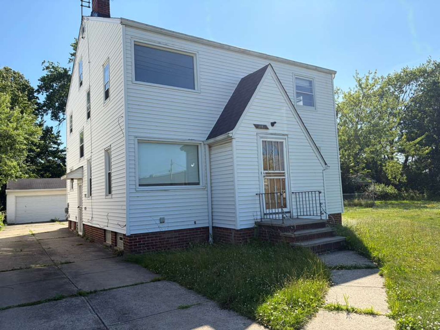 Euclid Apartment: 1482 Dille Rd