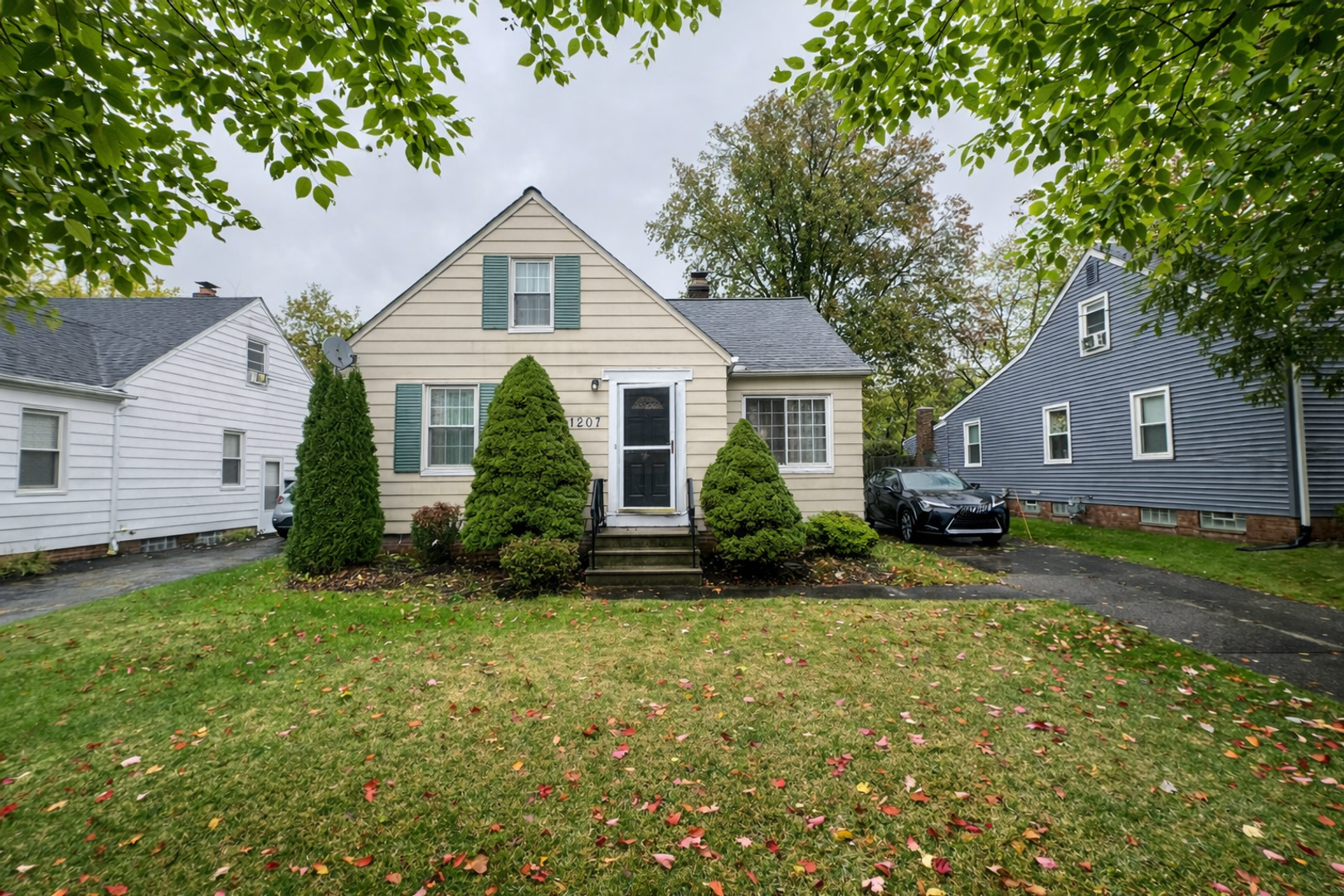 Lyndhurst House: 1207 Churchill Rd