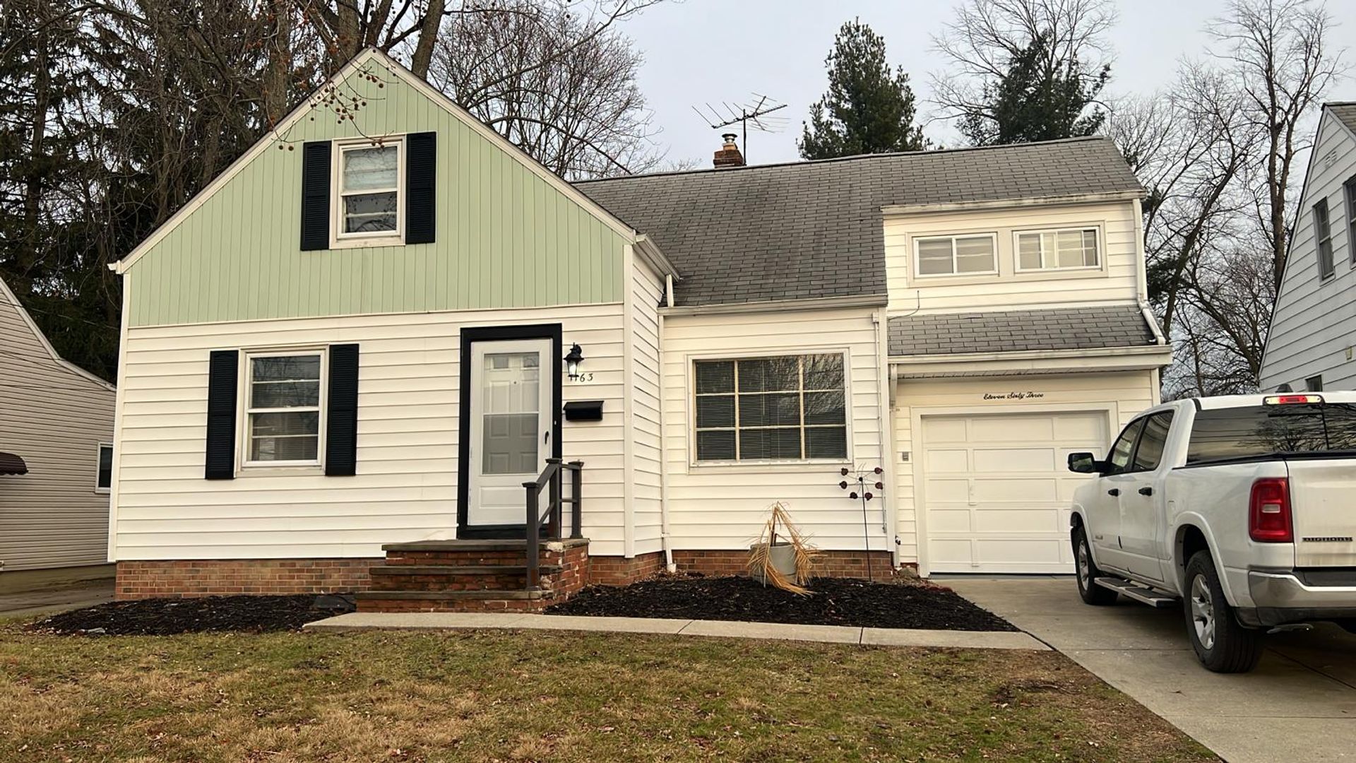 Lyndhurst House: 1163 Churchill Rd