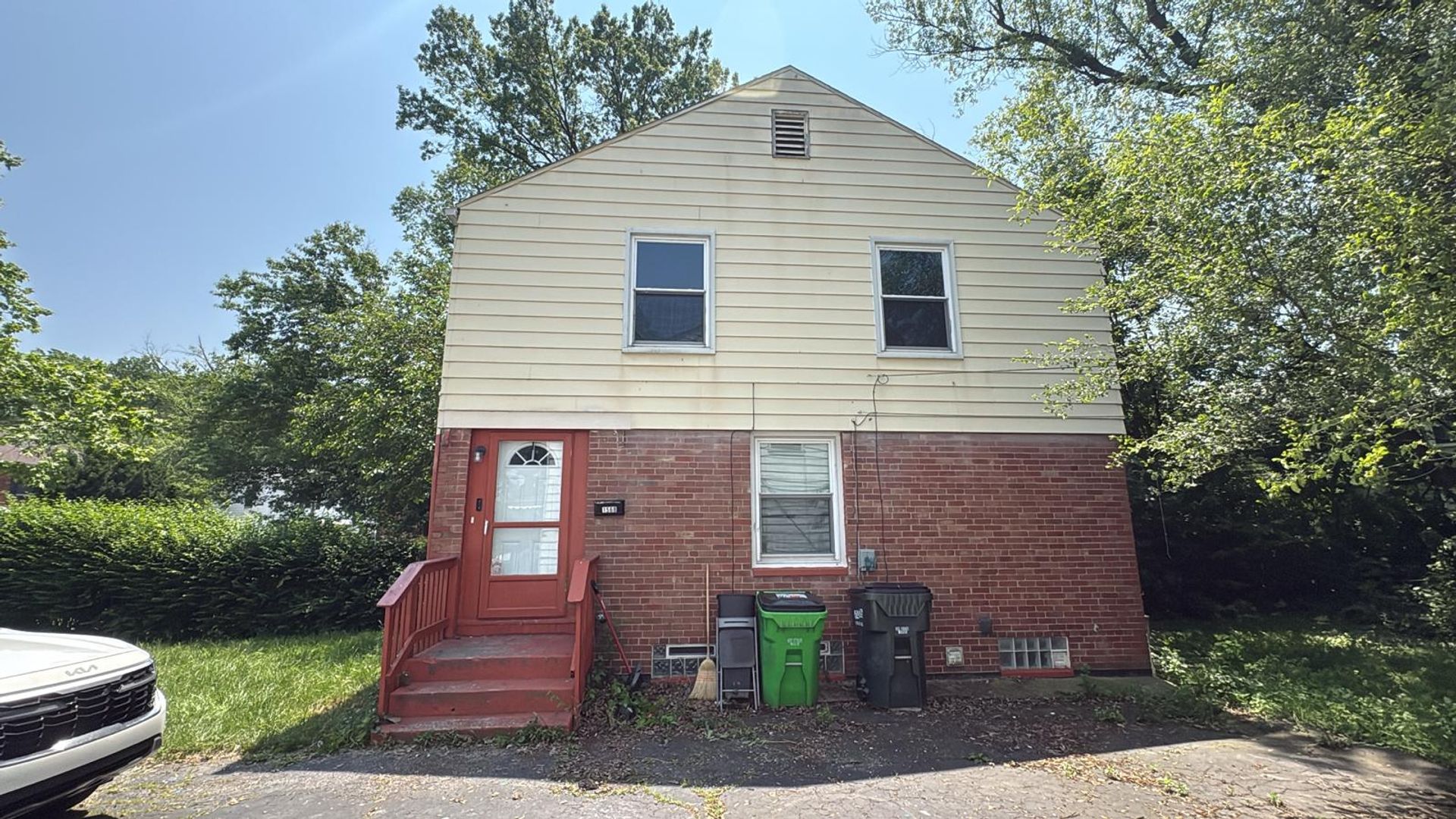 Euclid House: 1568 E 256th St