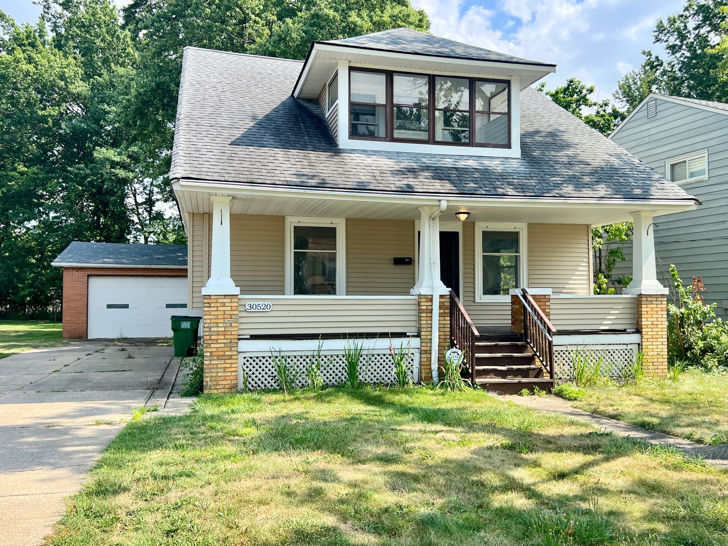 Willowick House: 30520 Willowick Dr