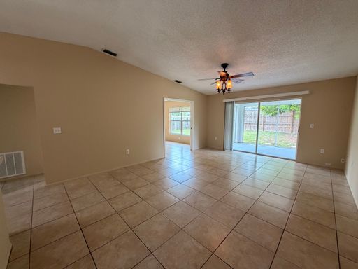 Spacious 3/2 with 2 car garage – photo 1