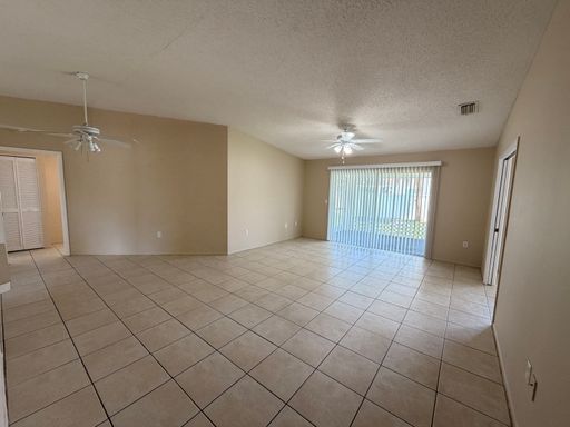 Centrally located 3/2 with 2 car garage – photo 1