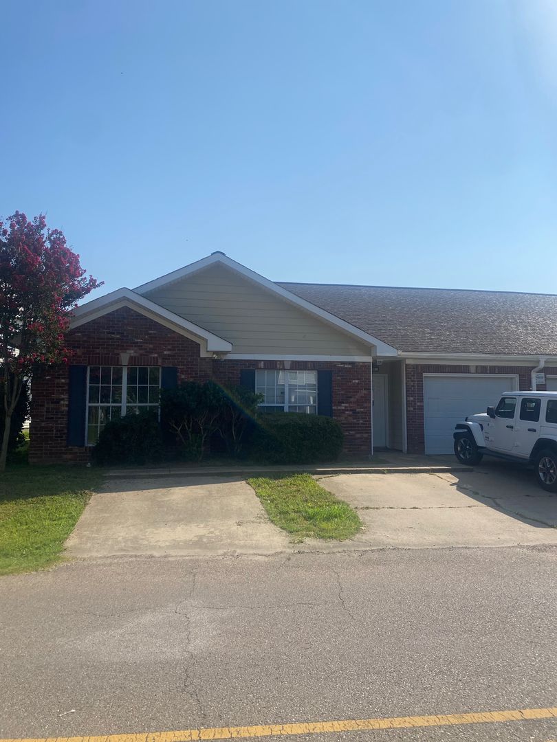 Starkville Apartment: Kirkcauldy Dr