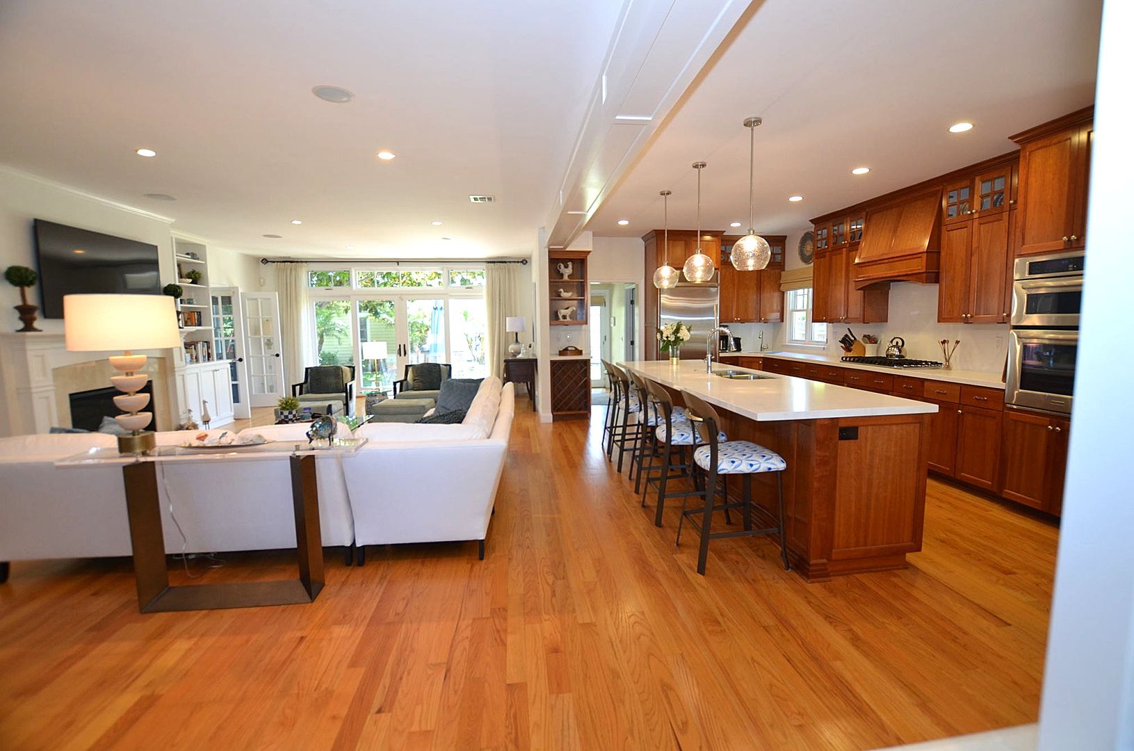 Coronado House: 135 E Avenue