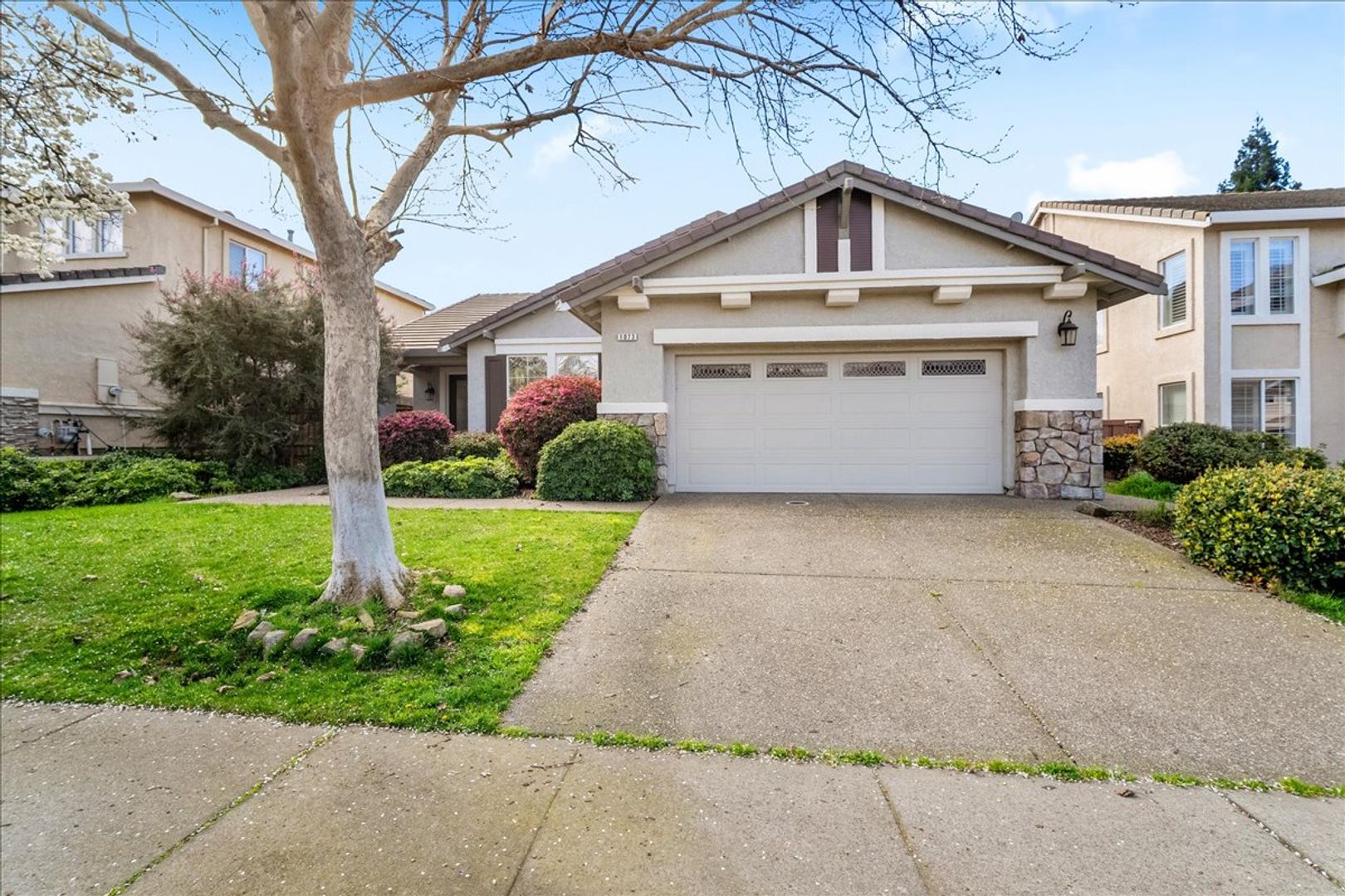 Folsom House: 1073 Huntly Dr