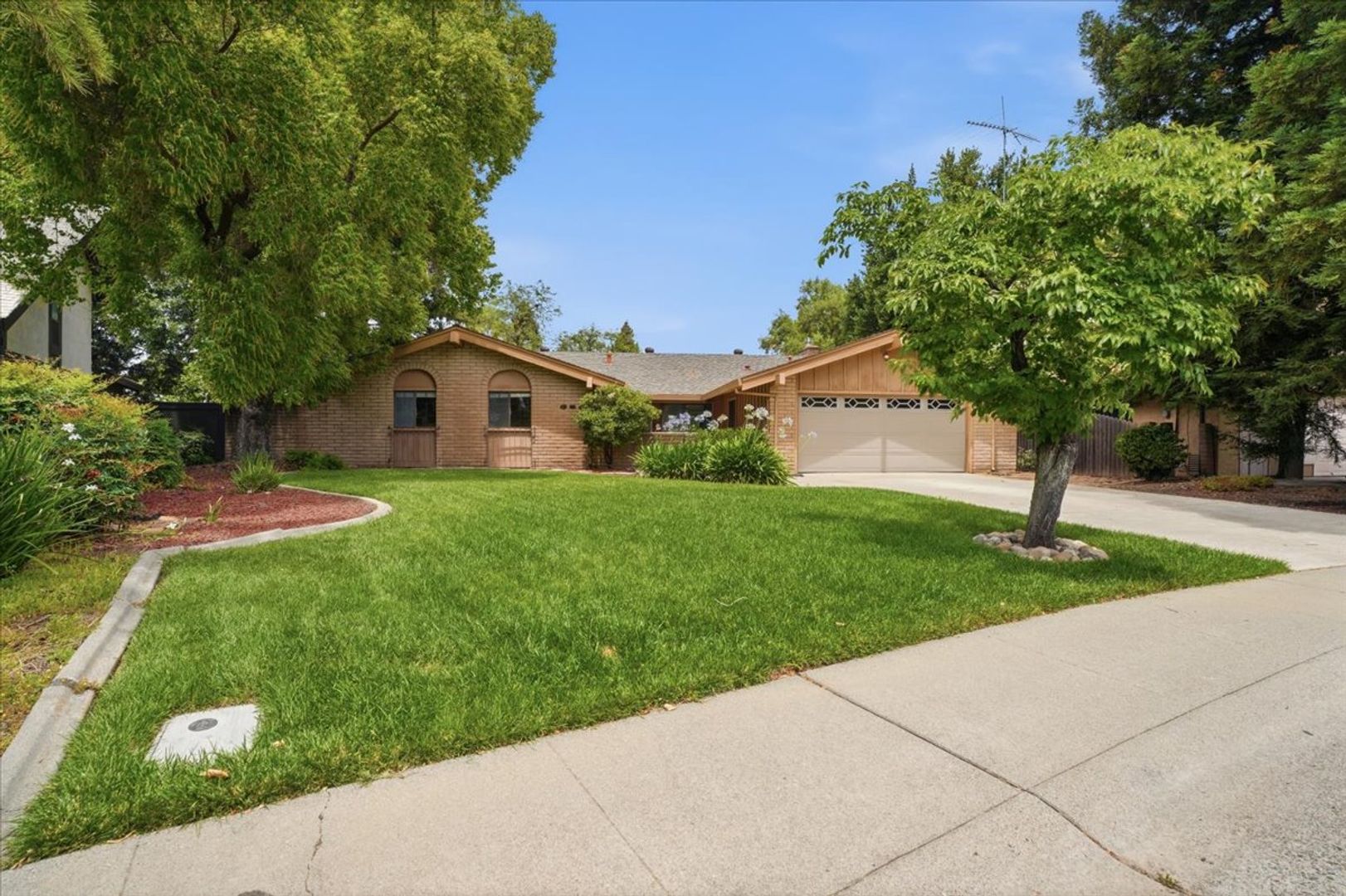 Davis House: 654 Jerome St