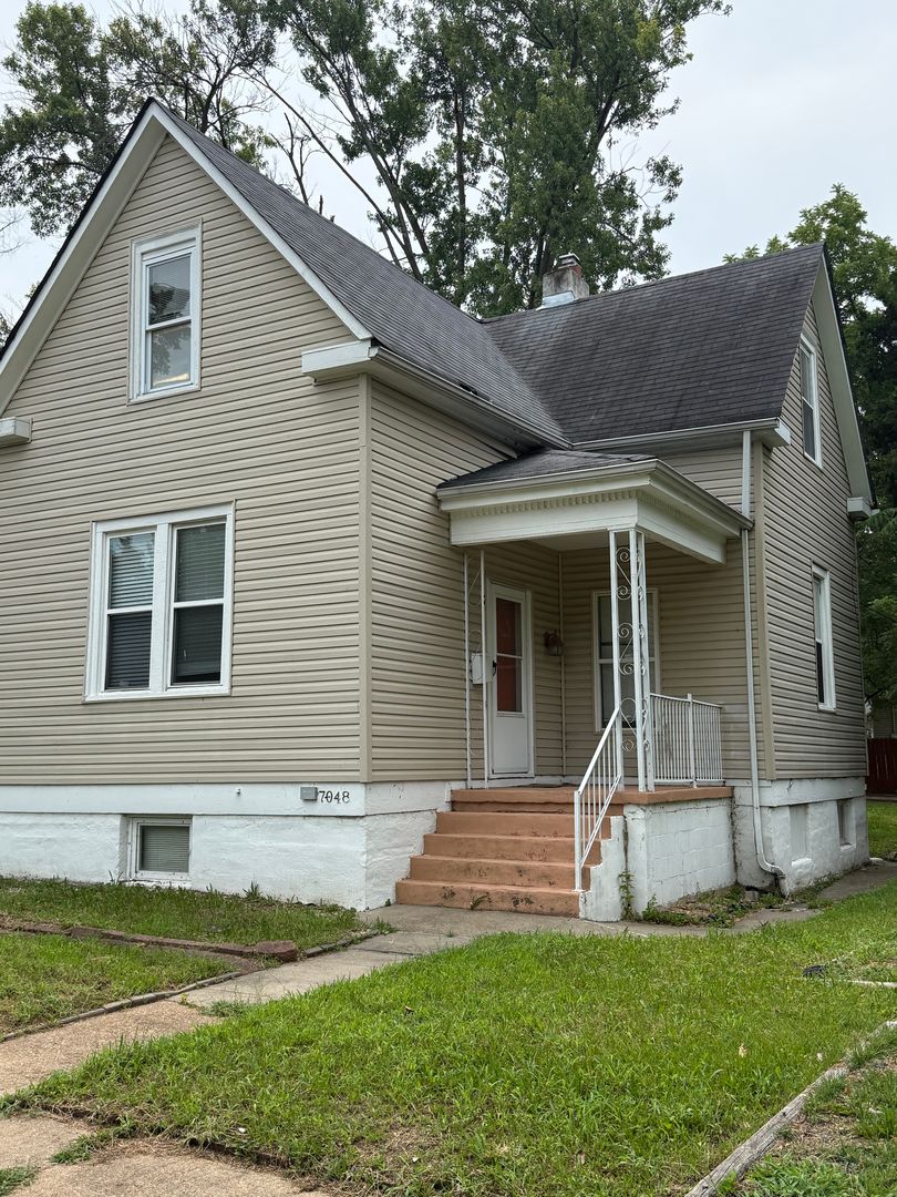 St Louis House: 7048 Raymond Ave