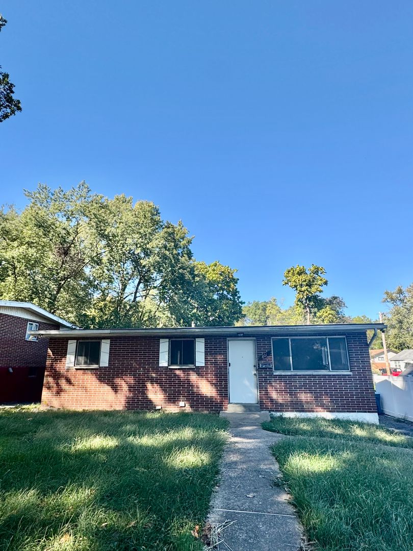 St Louis House: 801 Thomas Ave