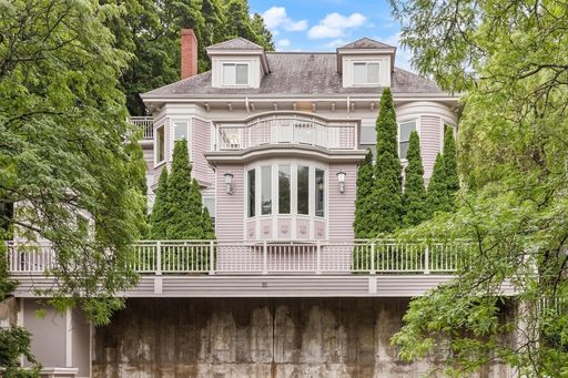 Victorian Elegance Meets Modern Luxury: Multi-Level Condo with Stunning City Views in Washington Square – photo 1