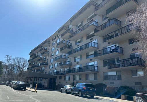 Super convenient St. Mary's location! Steps to C/D lines, restaurants, and supermarkets! – photo 1