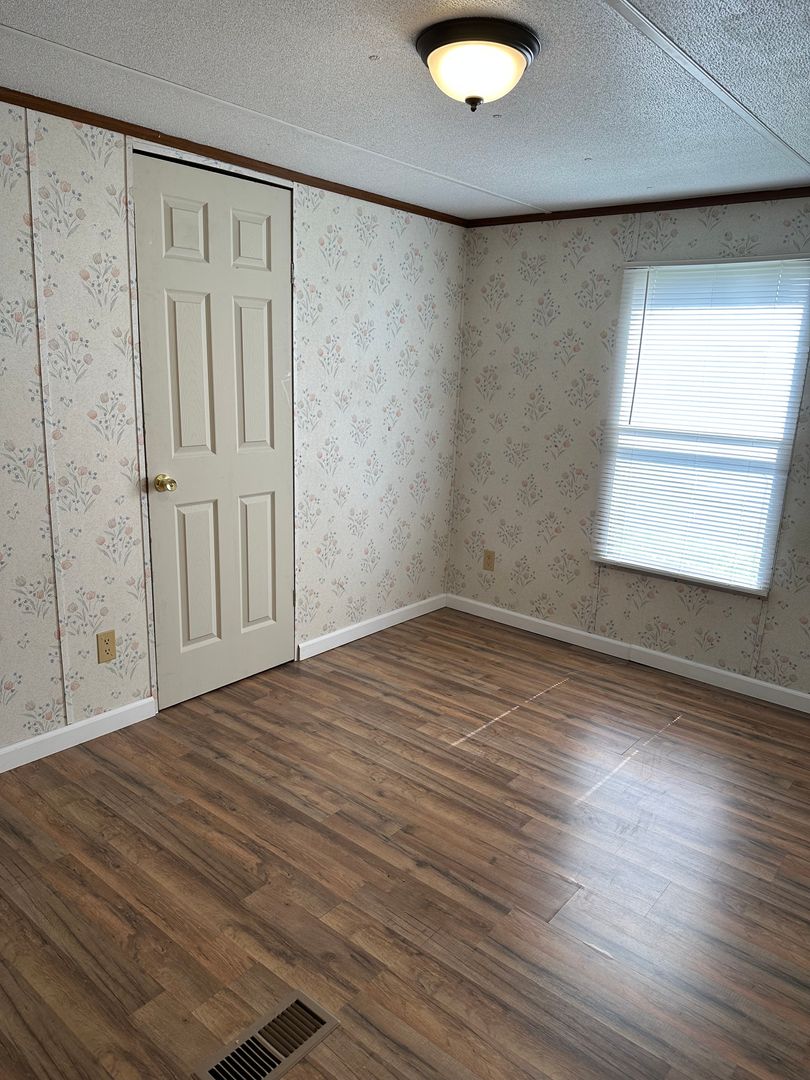 Salem Apartment: 1700 N Broadway