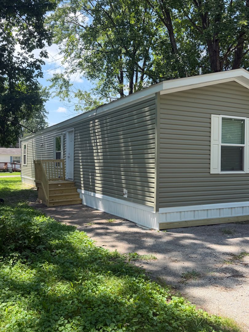 Belleville Apartment: 2414 E Main St