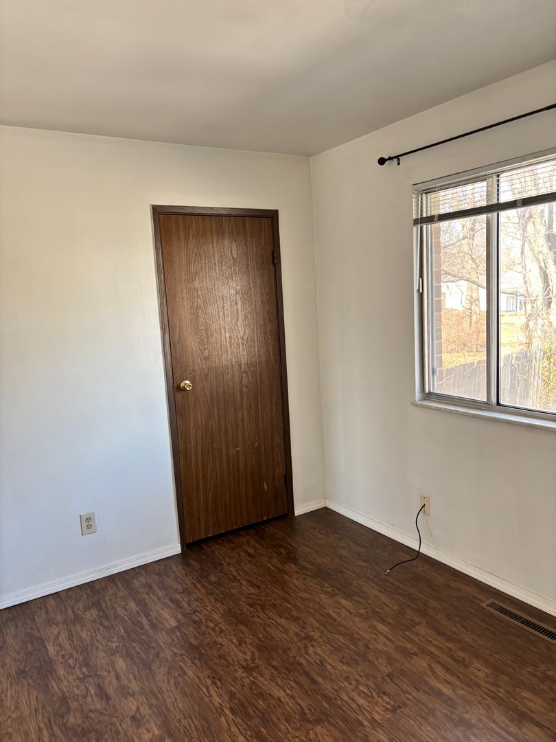 Belleville Apartment: 10 Creston Arms Ct