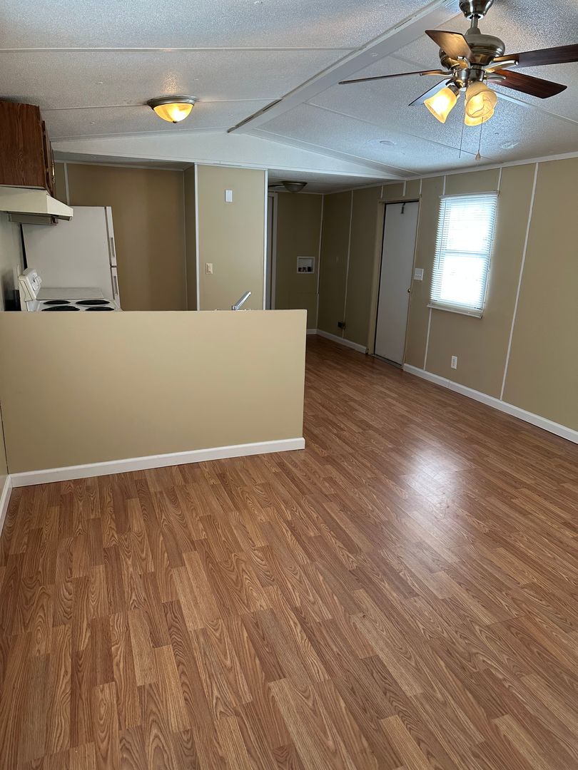 Salem Apartment: 1700 N Broadway