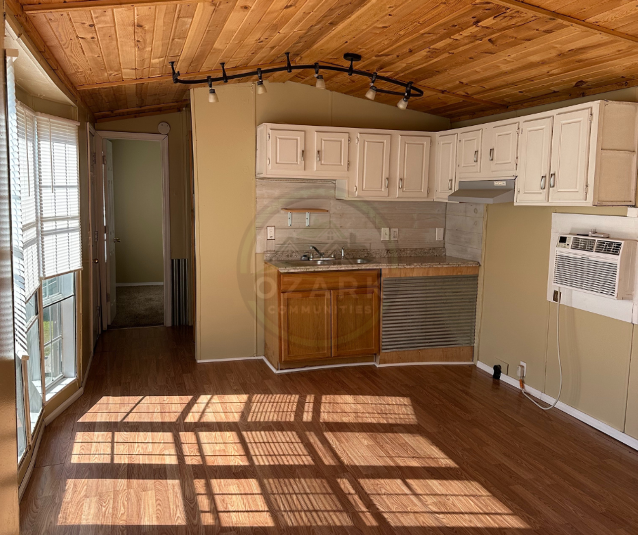 Salem Apartment: 1700 N Broadway