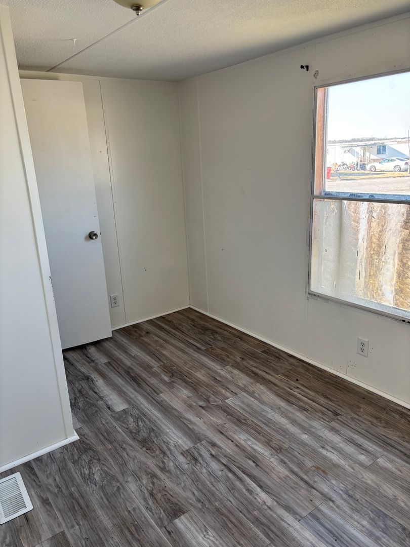 Marissa Apartment: Elm St