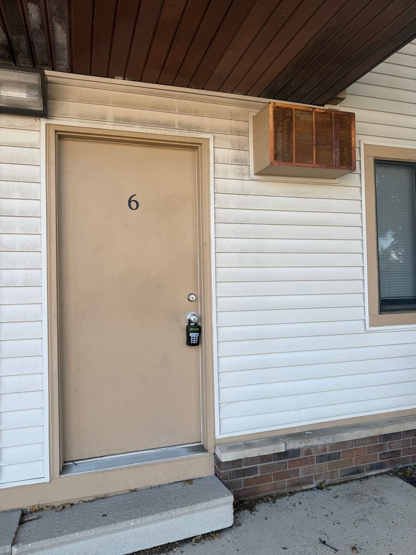 Belleville Apartment: 100 N. 27th St.