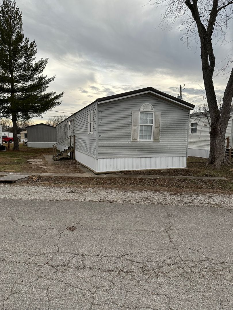 Salem Apartment: 1700 N Broadway
