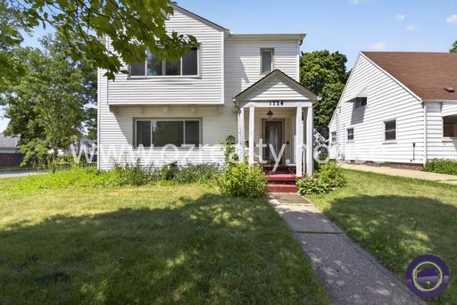 Spacious Upper Duplex with Shared Garage & Fireplace – photo 1
