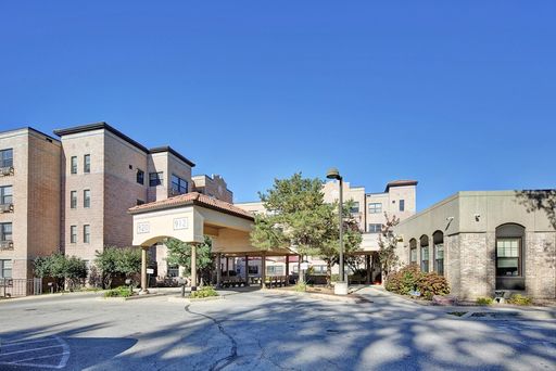 ☀️ Summer Special! First Month Rent Free Special☀️ Free Heat & Water, Updated Building, Parking and storage locker Included. Underground parking available. – photo 1
