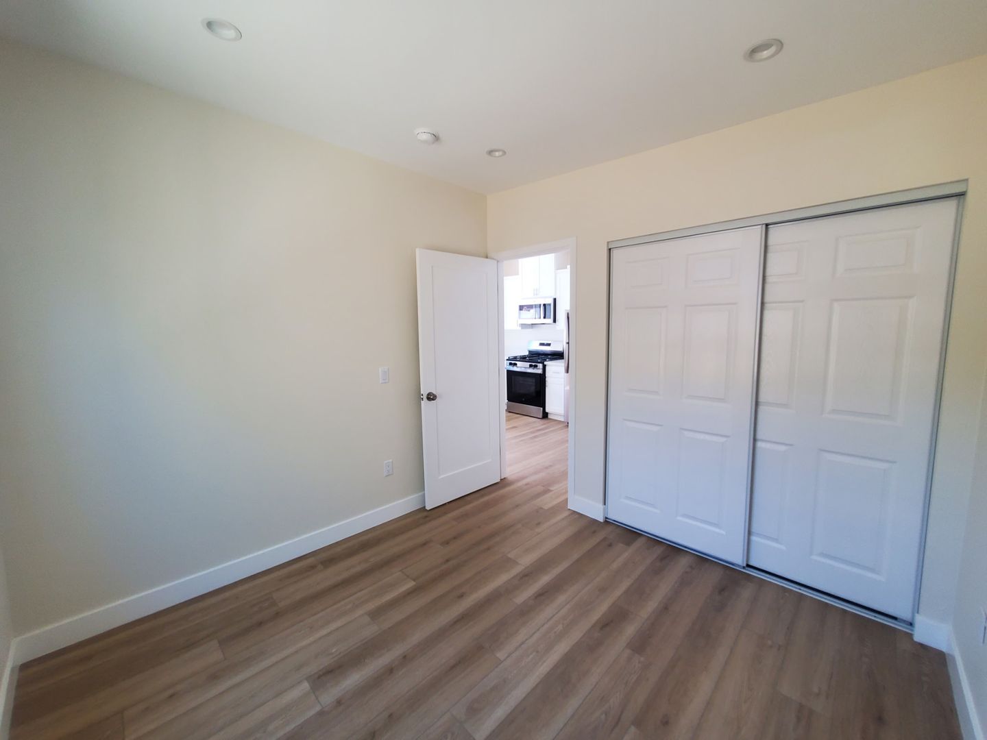 SIGNAL HILL Apartment: 2323 LEMON AVE