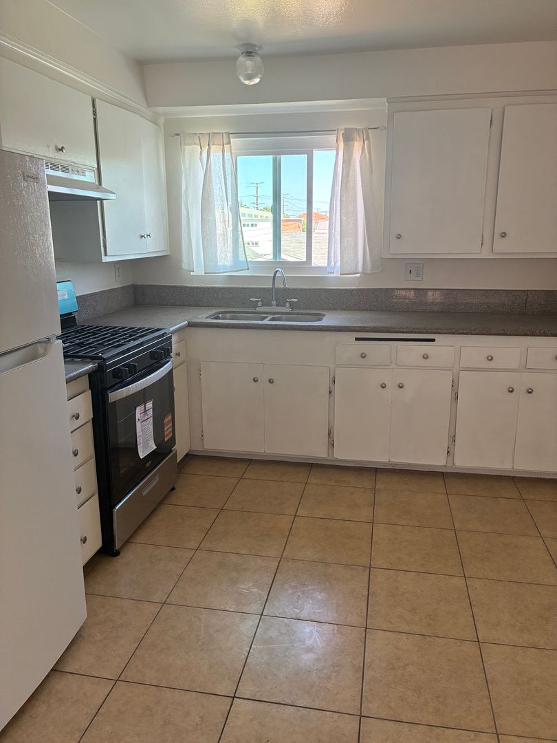 LONG BEACH Apartment: 436-442 E. MARKET