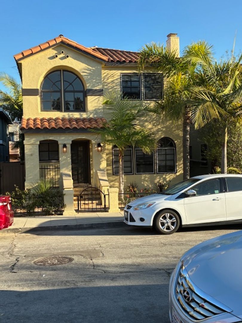 LONG BEACH House: 210 ST. JOSEPH AVENUE