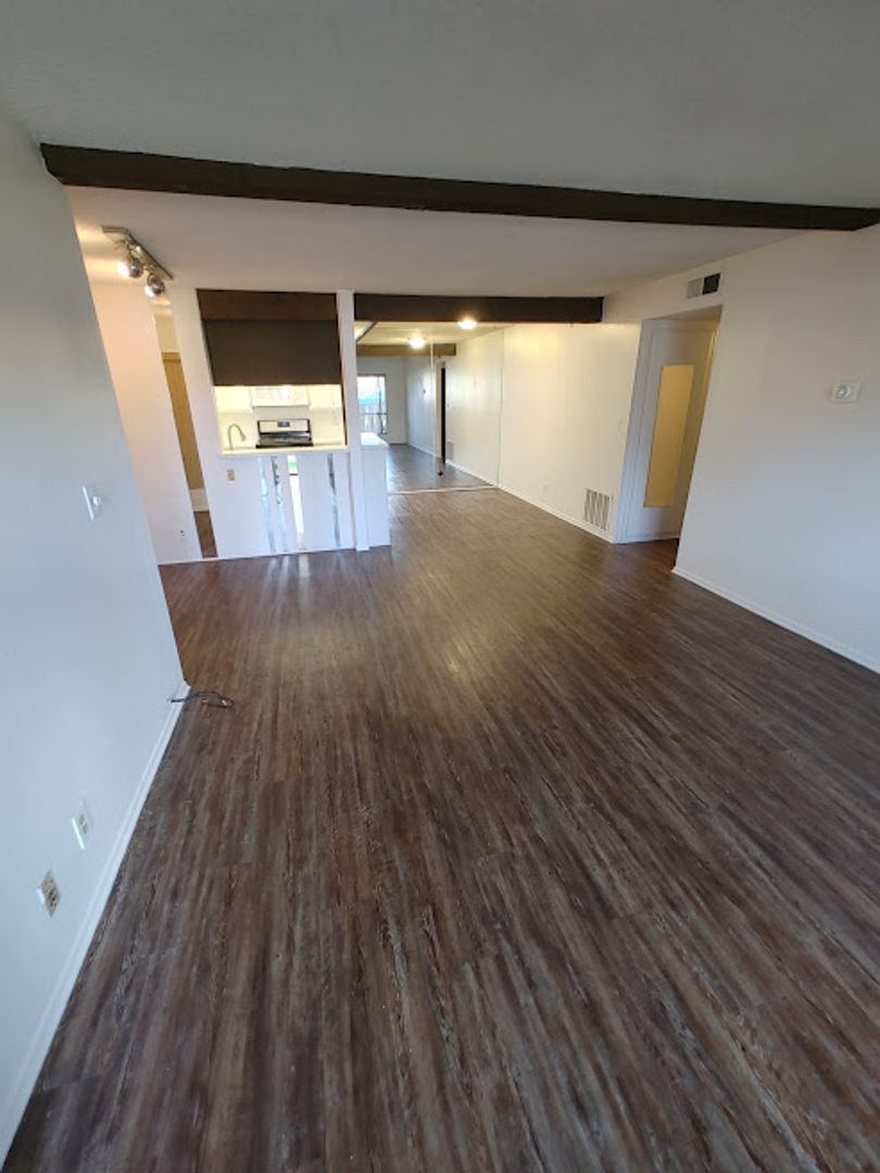 LONG BEACH House: 3725 COUNTRY CLUB DR. #5