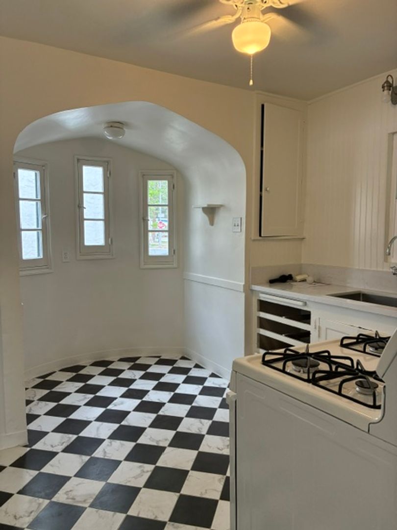 LONG BEACH Apartment: 2112 E 1ST ST