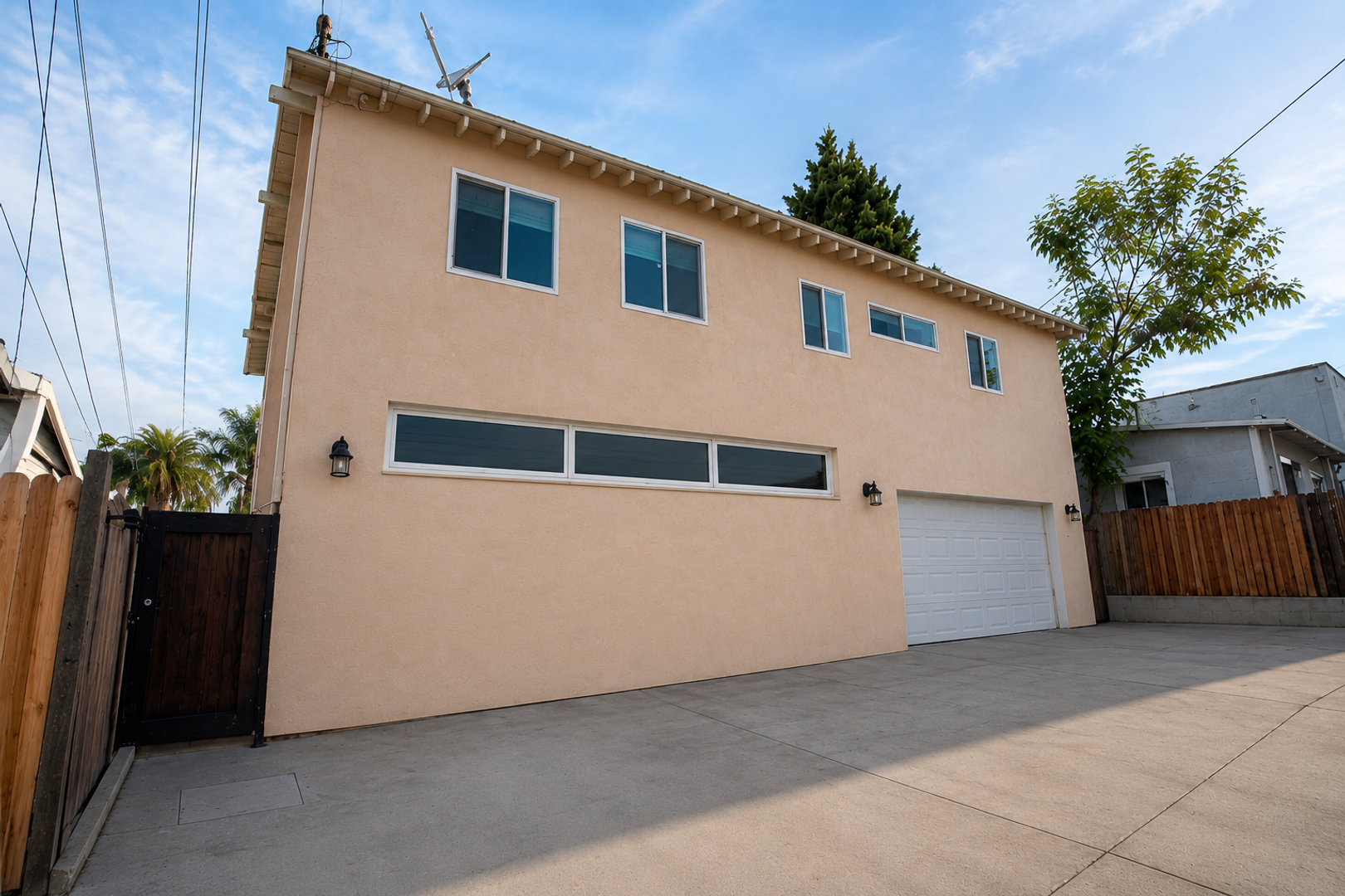Long Beach Apartment: 1436 Coronado Ave