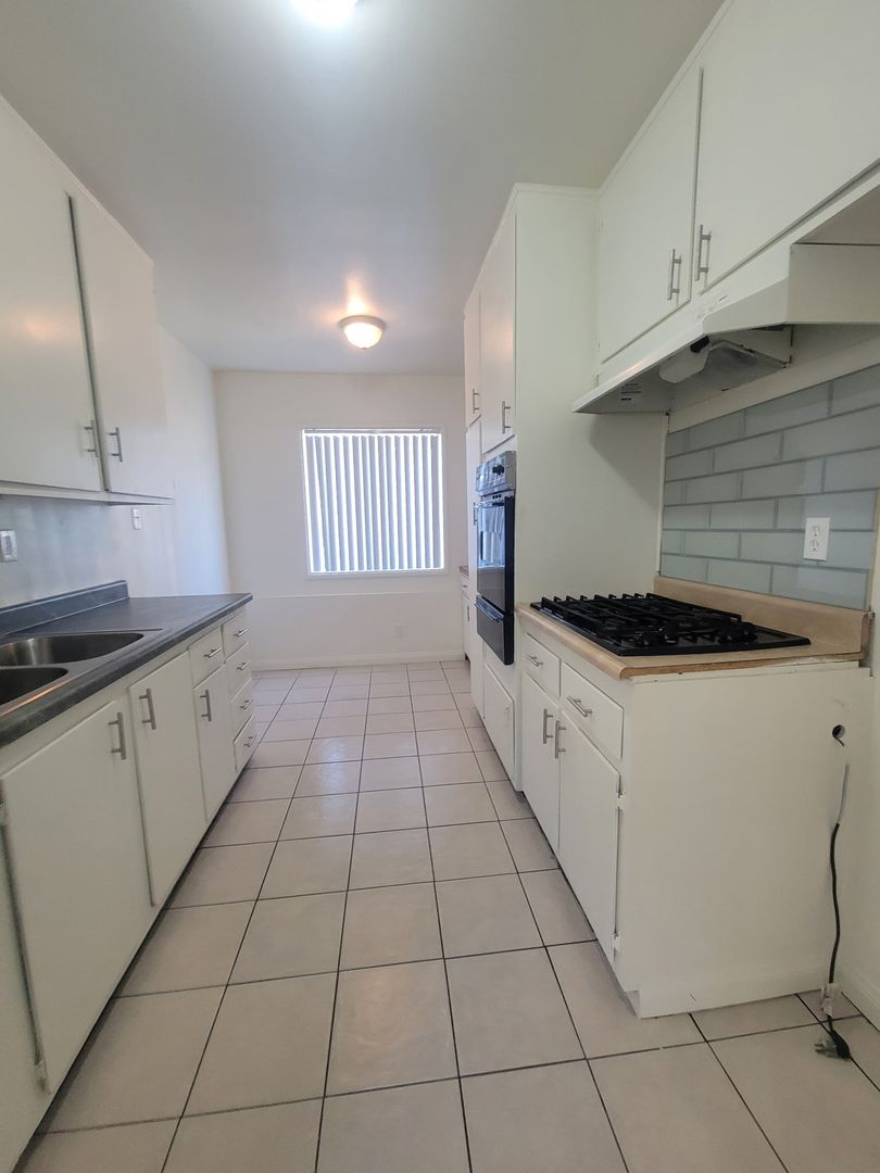 DOWNEY Apartment: 11020 NEWVILLE AVE.