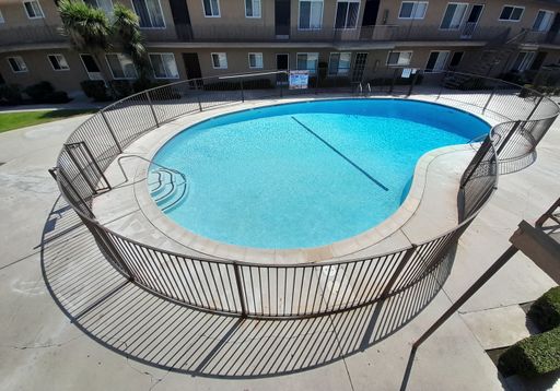2 Bedroom 1 Bath downstairs Apt in community with pool & parking – photo 1