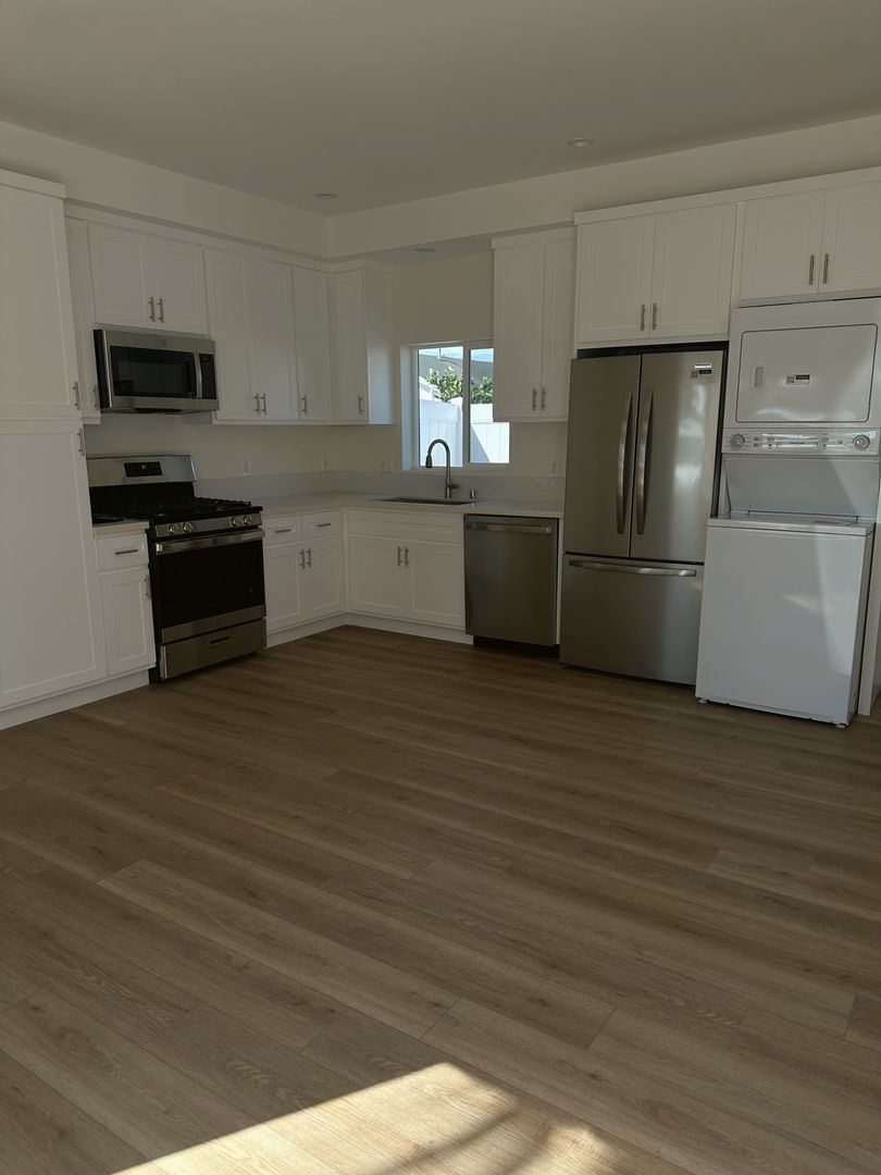 LONG BEACH Apartment: 1353-1357 LEMON