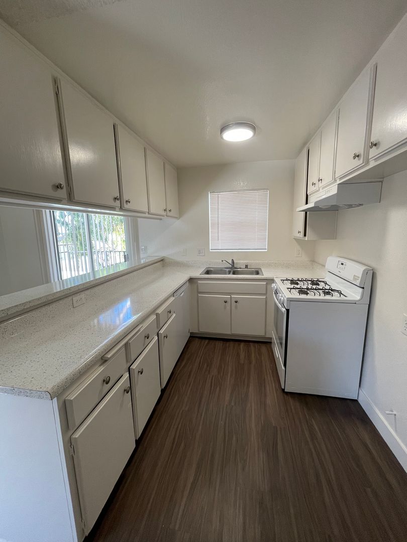 LONG BEACH Apartment: 1115 - 25 TEMPLE AVE.