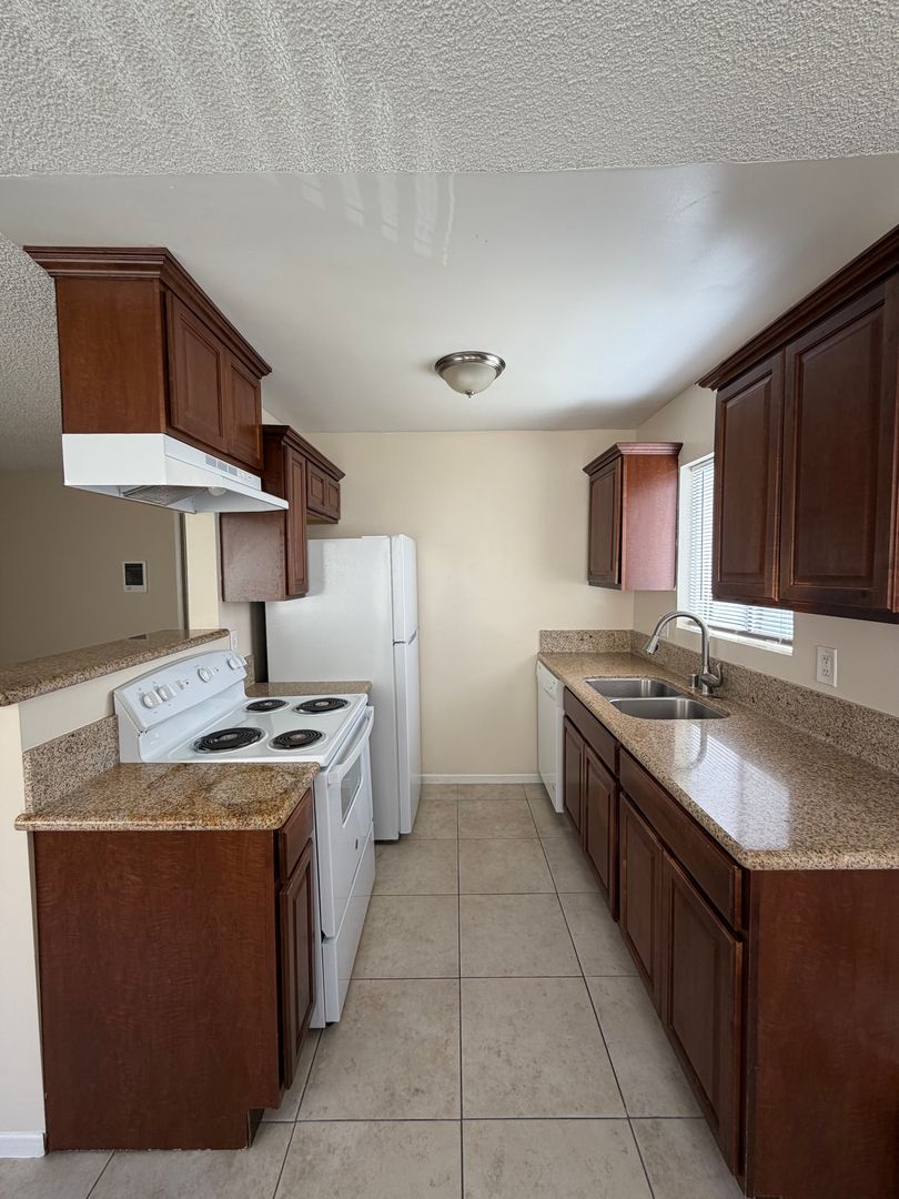 LONG BEACH Apartment: 3218 E WILTON STREET