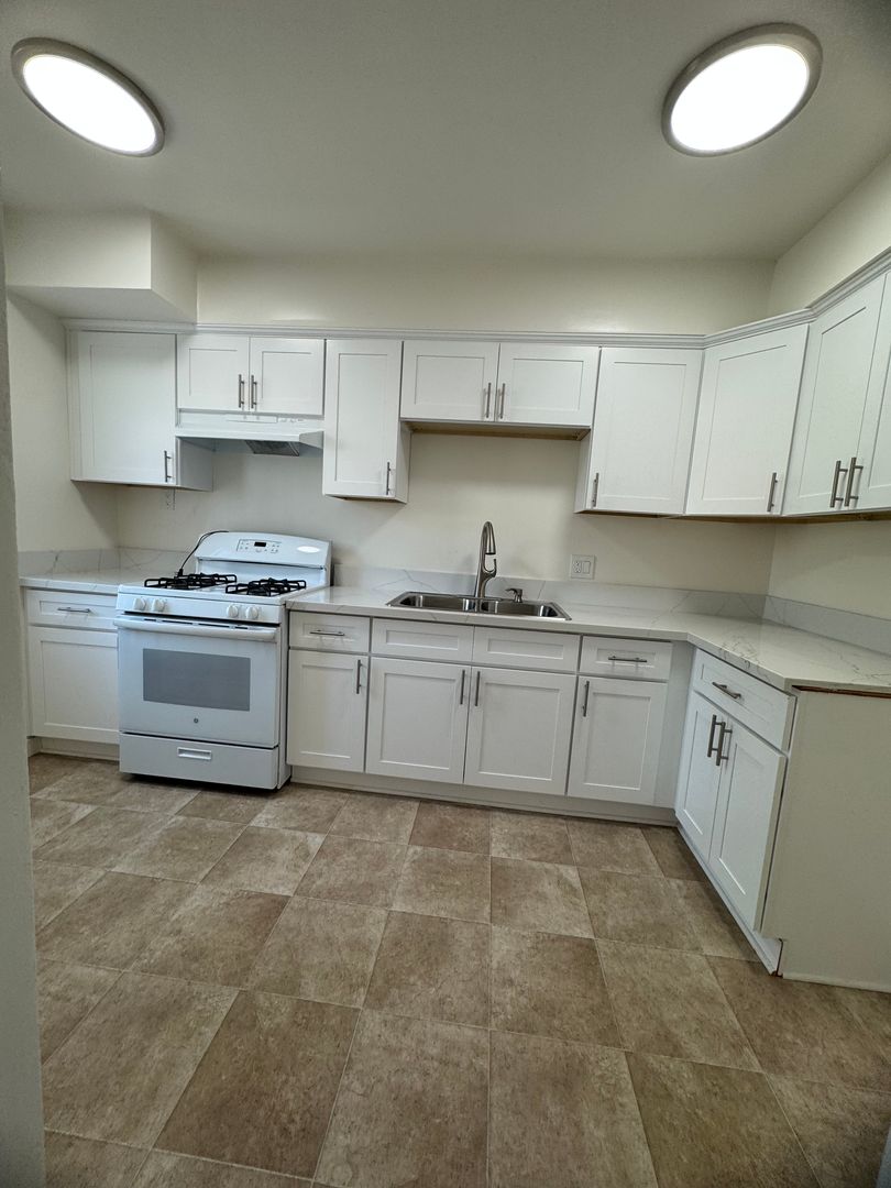 DOWNEY Apartment: 11628 GURLEY AVE