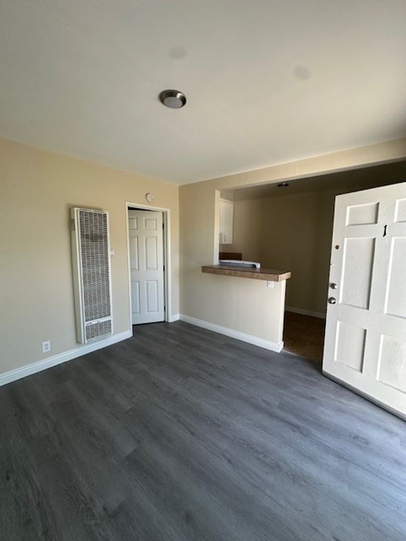 LONG BEACH Apartment: 22 E. 52ND ST