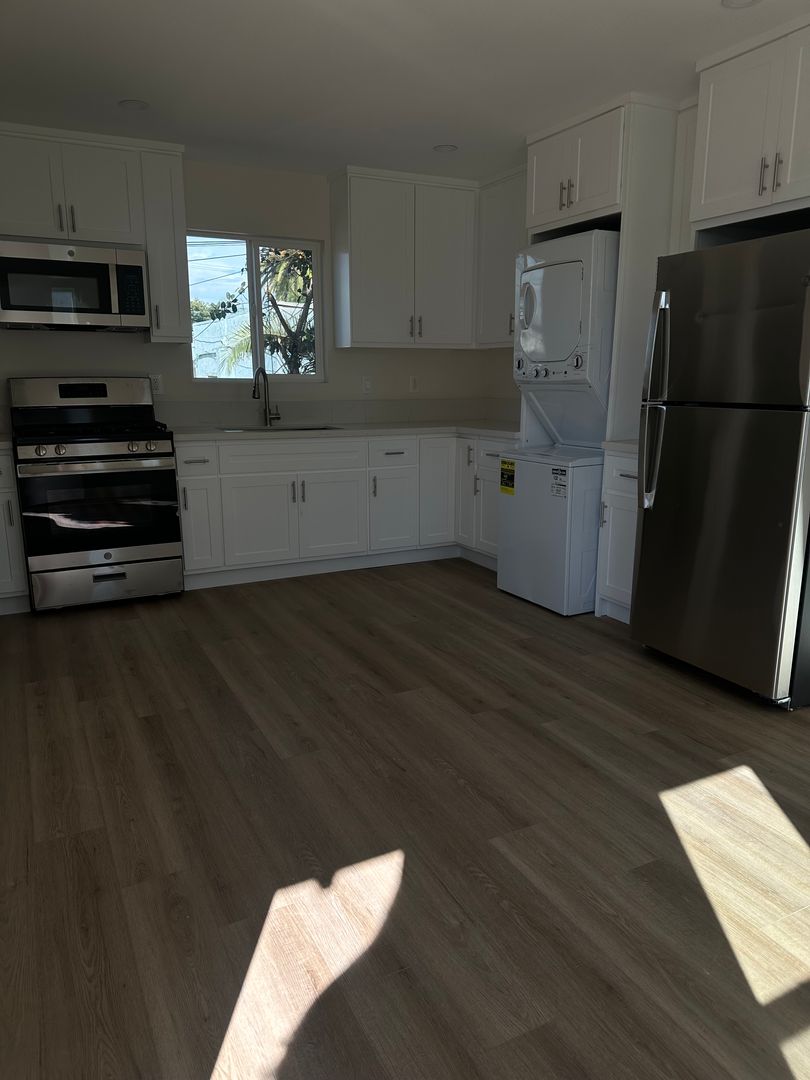 LONG BEACH Apartment: 1353-1357 LEMON