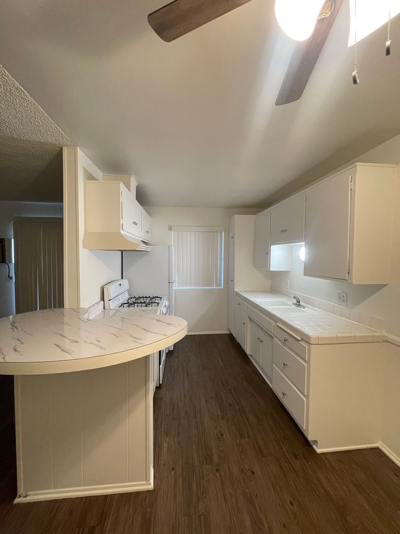 LONG BEACH Apartment: 35 ESPERANZA AVE