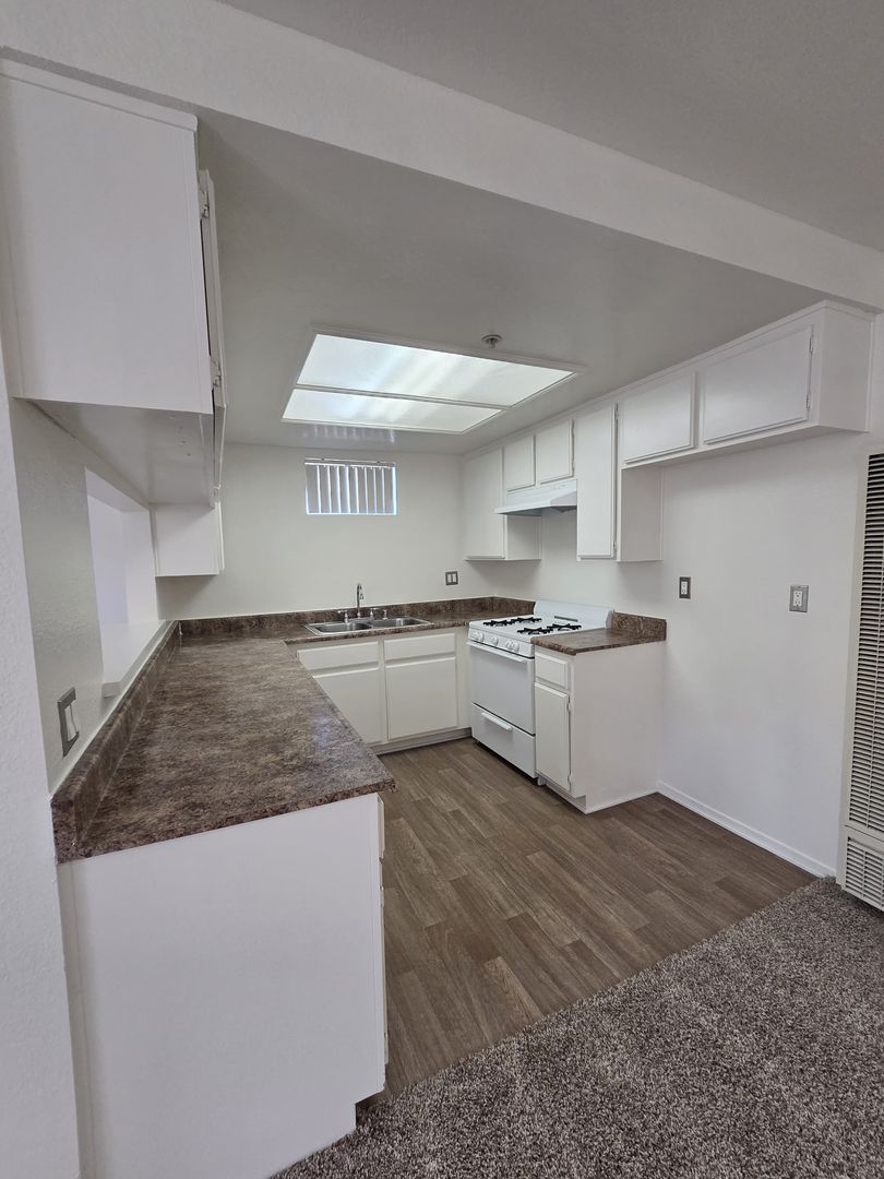 HAWTHORNE Apartment: 12400 EUCALYPTUS AVE