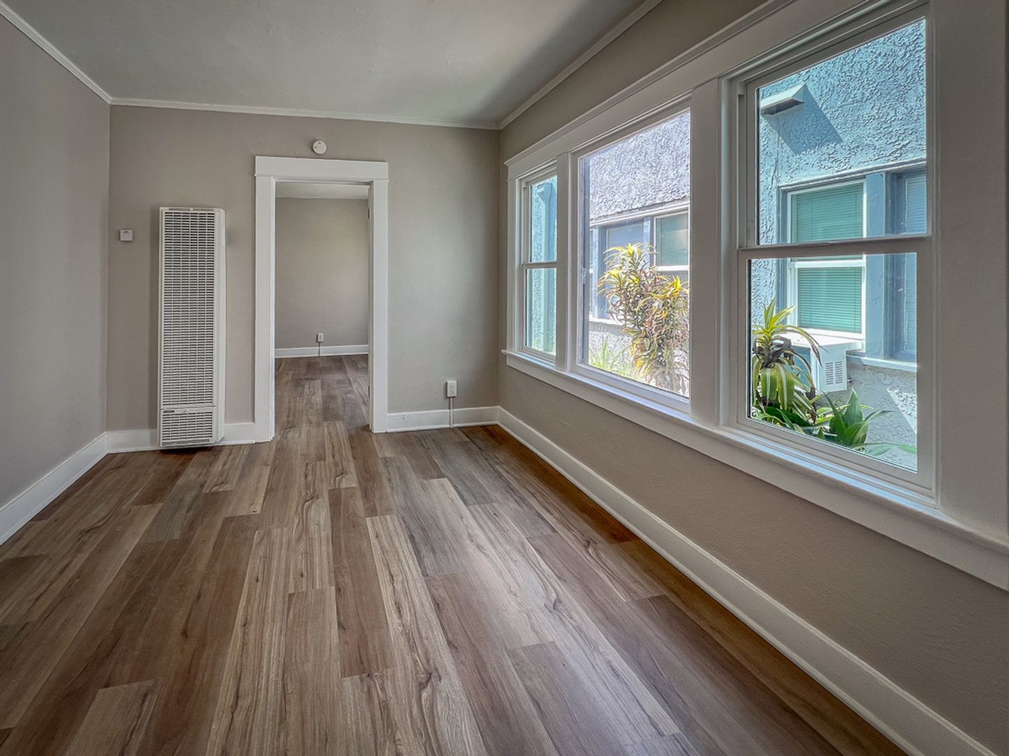 LONG BEACH Apartment: 1059 GLADYS AVENUE