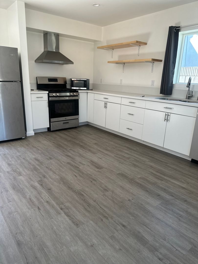 LONG BEACH House: 6529 WALNUT AVENUE