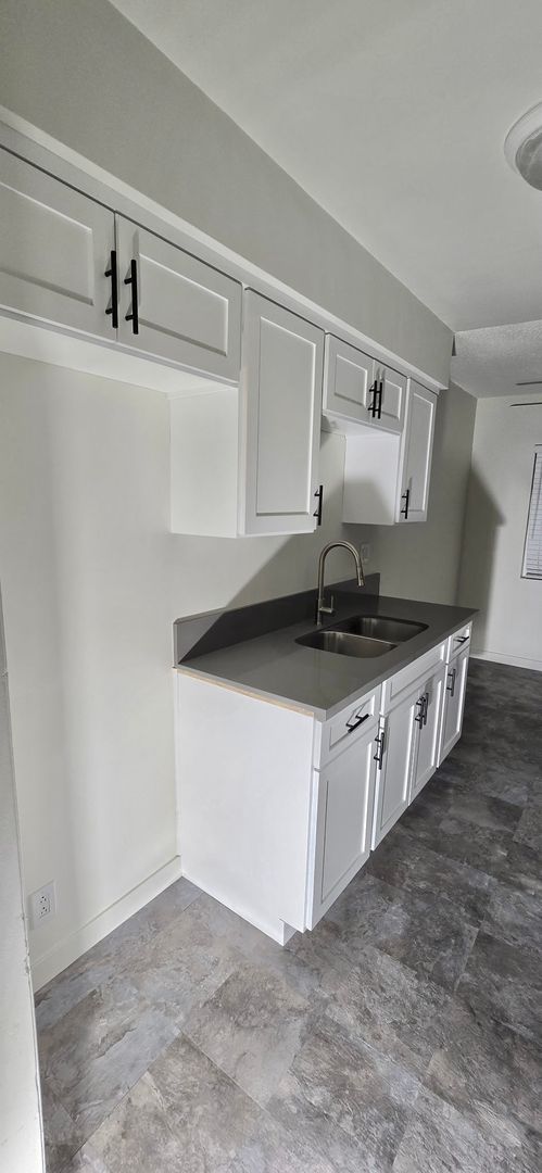 DOWNEY Apartment: 8324 ALAMEDA STREET