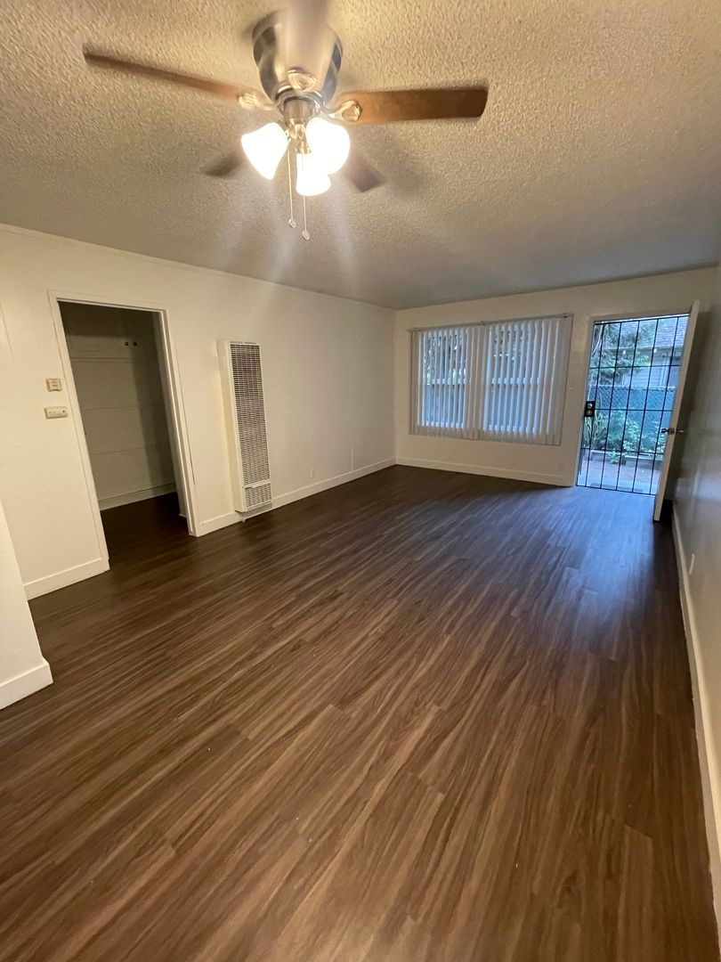LONG BEACH Apartment: 1120 CHESTNUT AVE