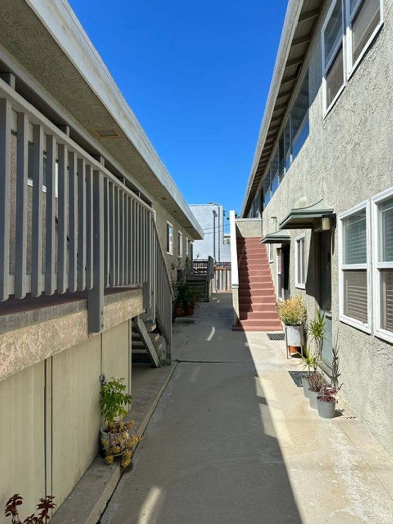 SEAL BEACH Apartment: 1016 OCEAN AVE.